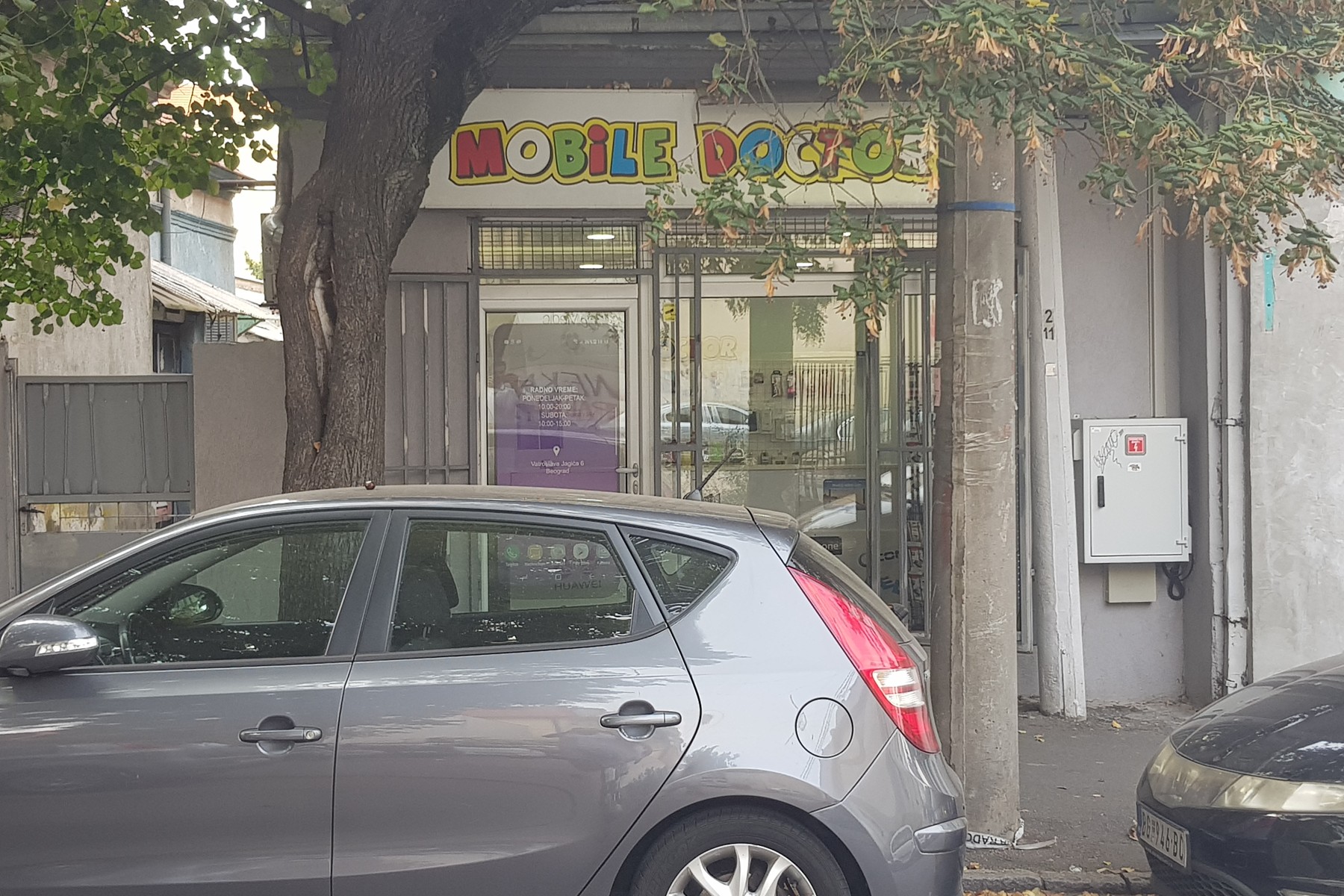 Dnevni pogled na ulaz i natpis Mobile Doctor 011