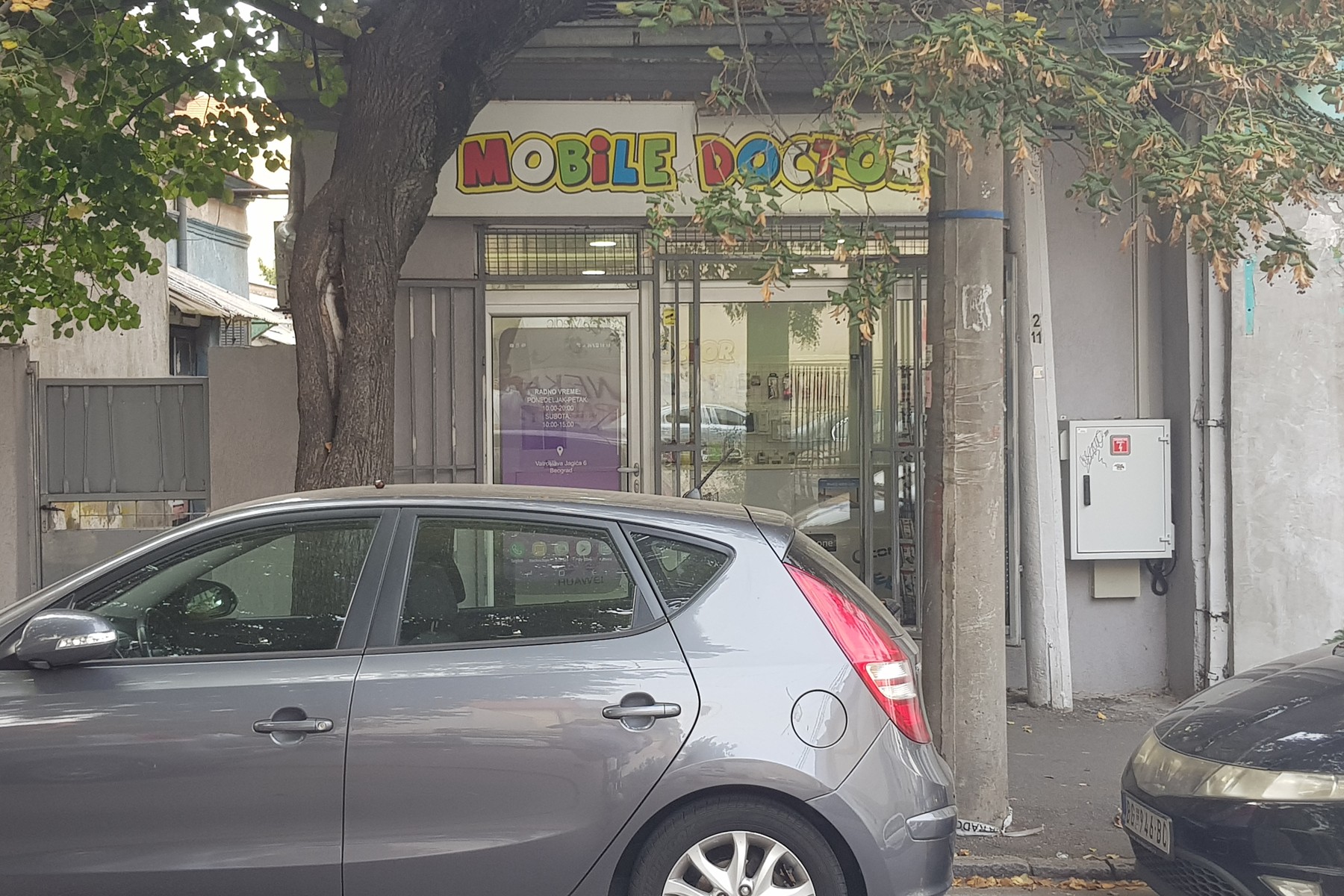 Dnevni pogled na ulaz i natpis Mobile Doctor 011