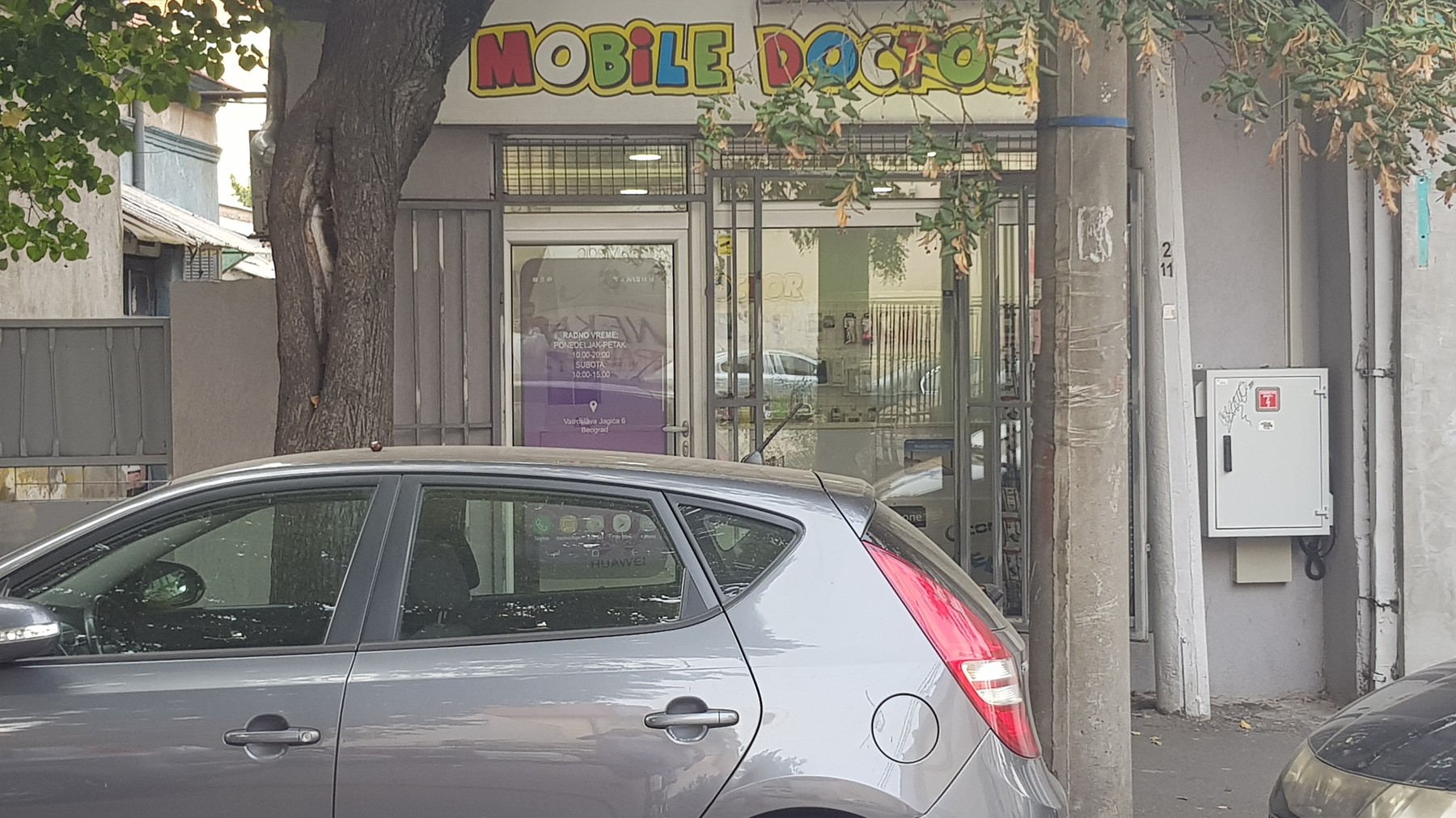 Dnevni pogled na ulaz i natpis Mobile Doctor 011
