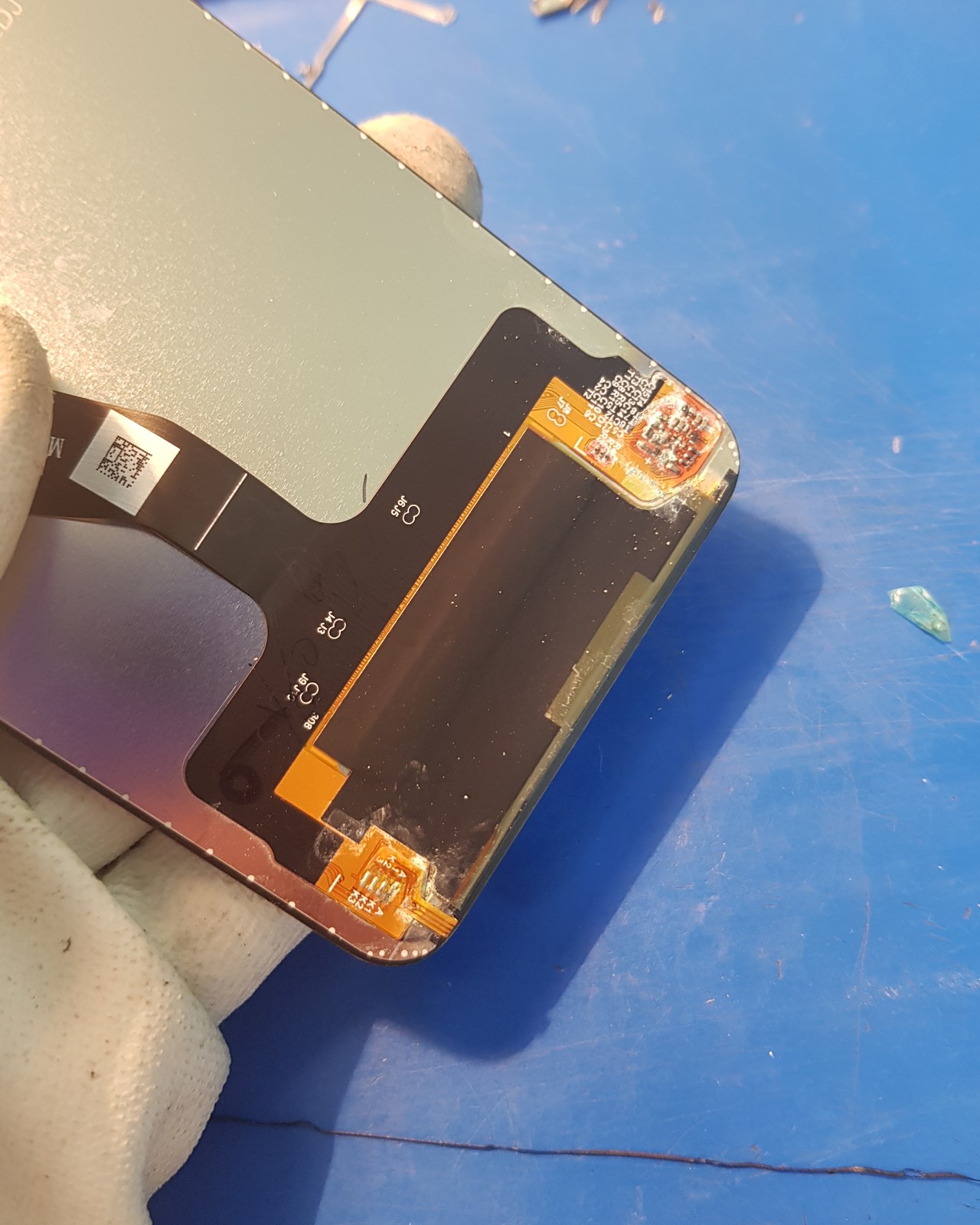 Detalj tragova i komponenti na matičnoj ploči telefona
